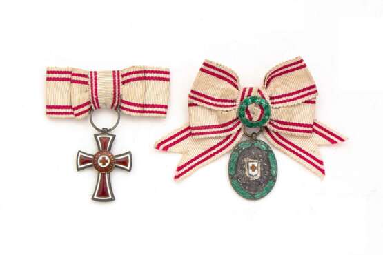 Ehrenzeichen vom Roten Kreuz - zwei Miniaturen an Damenschleifen um 1910 - фото 1