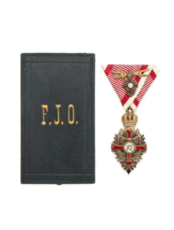 Franz Joseph-Orden - Ritterkreuz im Etui mit Kleindekoration zum Komturkreuz und Schwertern - photo 1