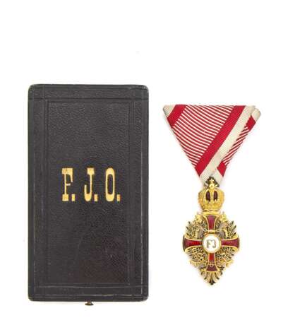 Franz Joseph-Orden - Ritterkreuz in Gold am Kriegsband im Etui - фото 1
