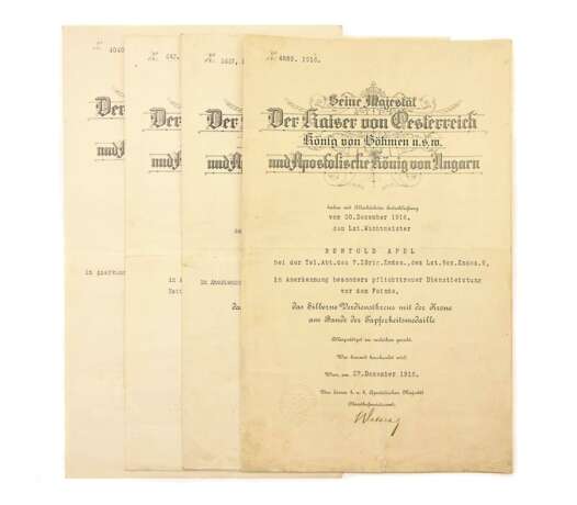 Urkundenkonvolut zum Goldenen und Silbernen Verdienstkreuz 1916-1917 - photo 1