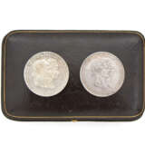 Zwei Silberne Doppelgulden zur Hochzeit 1854 und 1879 im Geschenketui - Foto 1