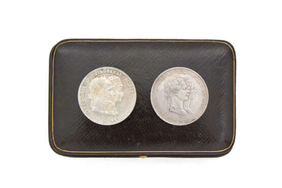 Zwei Silberne Doppelgulden zur Hochzeit 1854 und 1879 im Geschenketui - Foto 1