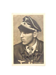Porträtfoto Jagdflieger Johannes Trautloft mit Ritterkreuz und Autograph