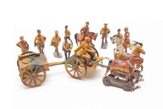 Spielzeug - Massefiguren: 11 Partei-Soldaten mit Feldküche - Foto 1