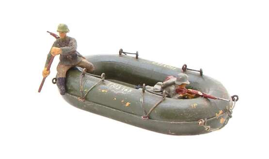 Spielzeug - Schlauchboot mit drei Massefiguren Heer WK II - фото 1