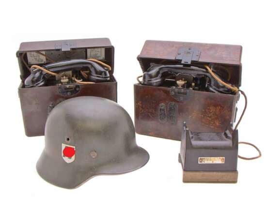 Wehrmacht, Zwei Feldtelefone und ein Stahlhelm - photo 1