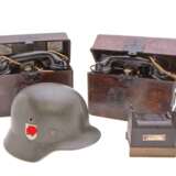 Wehrmacht, Zwei Feldtelefone und ein Stahlhelm - фото 1
