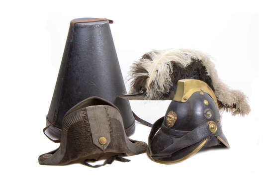 Konvolut von vier Kopfbedeckungen und ein Helmkoffer für Pickelhauben um 1900 - фото 1