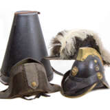 Konvolut von vier Kopfbedeckungen und ein Helmkoffer für Pickelhauben um 1900 - Foto 1