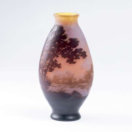 Emile Gallé. Vase mit Landschaftsdekor - Foto 1