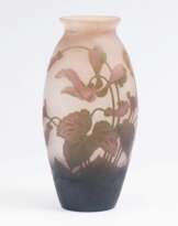 Große Vase mit Alpenveilchen