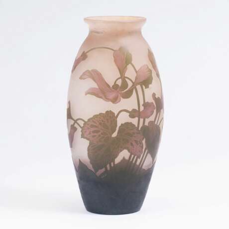Arsall. Große Vase mit Alpenveilchen - фото 1