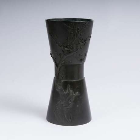 Bronze-Vase mit Prunusrelief - photo 1
