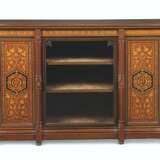 A GOTHIC REVIVAL HAREWOOD, TULIPWOOD, EBONY AND MARQUETRY INLAID WALNUT SIDE CABINET - Foto 1