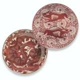 TWO WILLIAM DE MORGAN RUBY LUSTRE CHARGERS DECORATED BY CHARLES PASSENGER - Foto 1