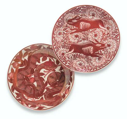 TWO WILLIAM DE MORGAN RUBY LUSTRE CHARGERS DECORATED BY CHARLES PASSENGER - photo 1