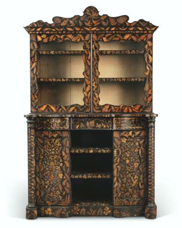 AN EARLY VICTORIAN DECOUPAGE-DECORATED EBONISED CABINET - Foto 1