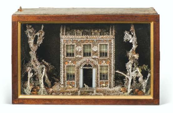 A VICTORIAN CASED SHELL DIORAMA DEPICTING A HOUSE IN A GARDEN - Foto 1