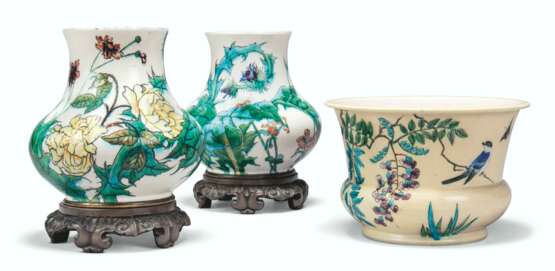A PAIR OF THEODORE DECK FAIENCE VASES AND A JARDINIERE - фото 1