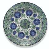 A WEDGWOOD CREAM-GLAZED EARTHENWARE LUSTRE CHARGER - фото 1