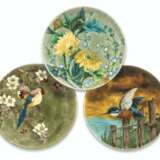 THREE THEODORE DECK FAIENCE CHARGERS - Foto 1