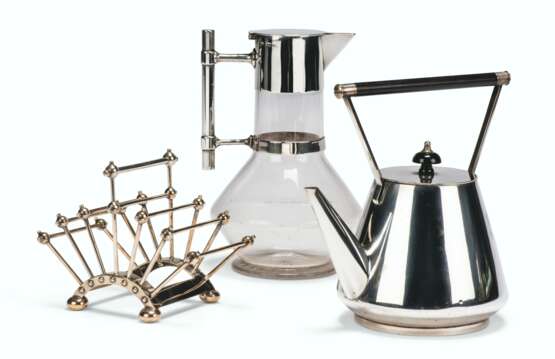 AN ELECTROPLATED TEAPOT AND TOAST RACK, AND A SILVER-MOUNTED CUT-GLASS CLARET JUG - фото 1