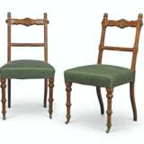 A PAIR OF GOTHIC REVIVAL WALNUT SIDE CHAIRS - фото 1