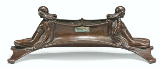 AN ARTS AND CRAFTS PATINATED BRONZE BONBONNIERE - фото 1