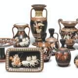 A GROUP OF ENGLISH POTTERY AND PORCELAIN BLACK-GROUND GREEK-REVIVAL VASES AND TABLE WARES - Foto 1