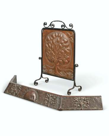 A JOHN PEARSON HAMMERED COPPER FENDER AND FIRE SCREEN - photo 1
