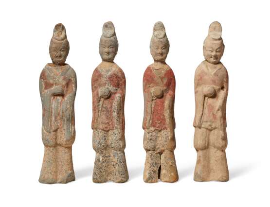 FOUR PAINTED POTTERY FIGURES OF OFFICIALS - Foto 1