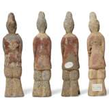 FOUR PAINTED POTTERY FIGURES OF OFFICIALS - Foto 2