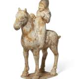 A PAINTED POTTERY FIGURE OF AN EQUESTRIAN - фото 1