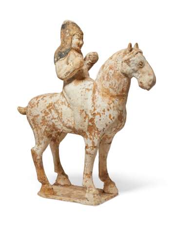 A PAINTED POTTERY FIGURE OF AN EQUESTRIAN - Foto 2