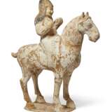 A PAINTED POTTERY FIGURE OF AN EQUESTRIAN - фото 2