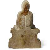 A SMALL STONE FIGURE OF SEATED BUDDHA - Foto 2