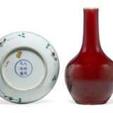 A DOUCAI DISH AND A RED-GLAZED BOTTLE VASE - фото 2