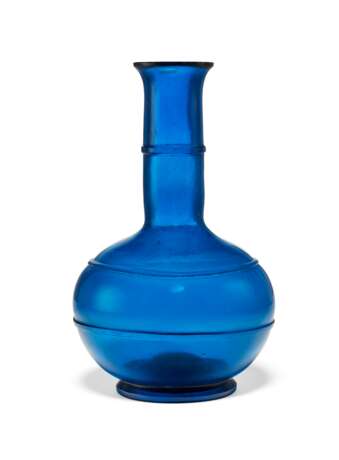 A BLUE GLASS BOTTLE VASE - фото 1