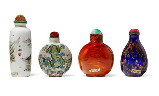 A GROUP OF FOUR SNUFF BOTTLES - photo 2
