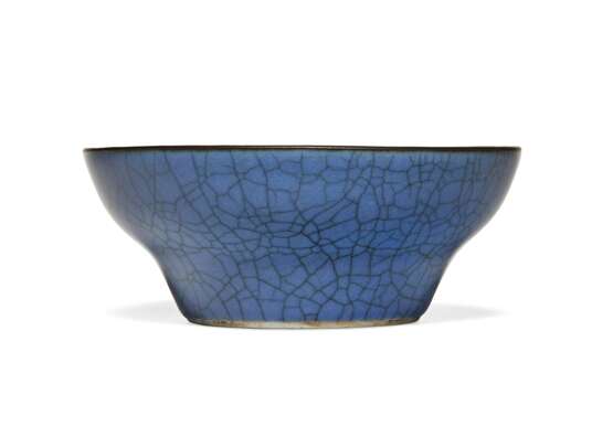 A LAVENDER-BLUE CRACKLE-GLAZED CUP - фото 1