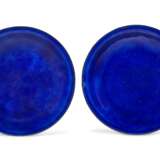 A PAIR OF BLUE-ENAMELED METAL DISHES - Foto 1