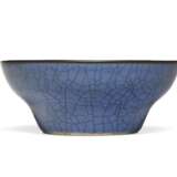 A LAVENDER-BLUE CRACKLE-GLAZED CUP - фото 2
