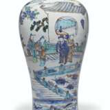 A GILT-DECORATED DOUCAI VASE, MEIPING - Foto 1