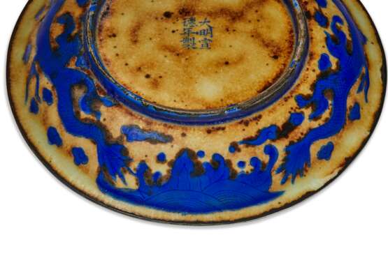 A PAIR OF BLUE-ENAMELED METAL DISHES - фото 6