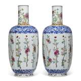 A PAIR OF FAMILLE ROSE AND BLUE AND WHITE LOBED VASES - фото 1