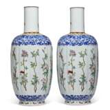 A PAIR OF FAMILLE ROSE AND BLUE AND WHITE LOBED VASES - Foto 2