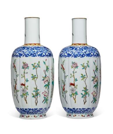 A PAIR OF FAMILLE ROSE AND BLUE AND WHITE LOBED VASES - photo 2