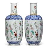A PAIR OF FAMILLE ROSE AND BLUE AND WHITE LOBED VASES - фото 4