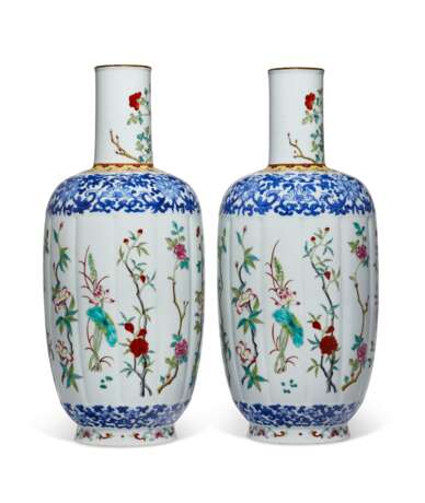 A PAIR OF FAMILLE ROSE AND BLUE AND WHITE LOBED VASES - photo 5