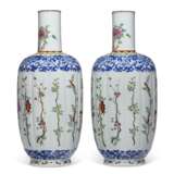 A PAIR OF FAMILLE ROSE AND BLUE AND WHITE LOBED VASES - photo 6